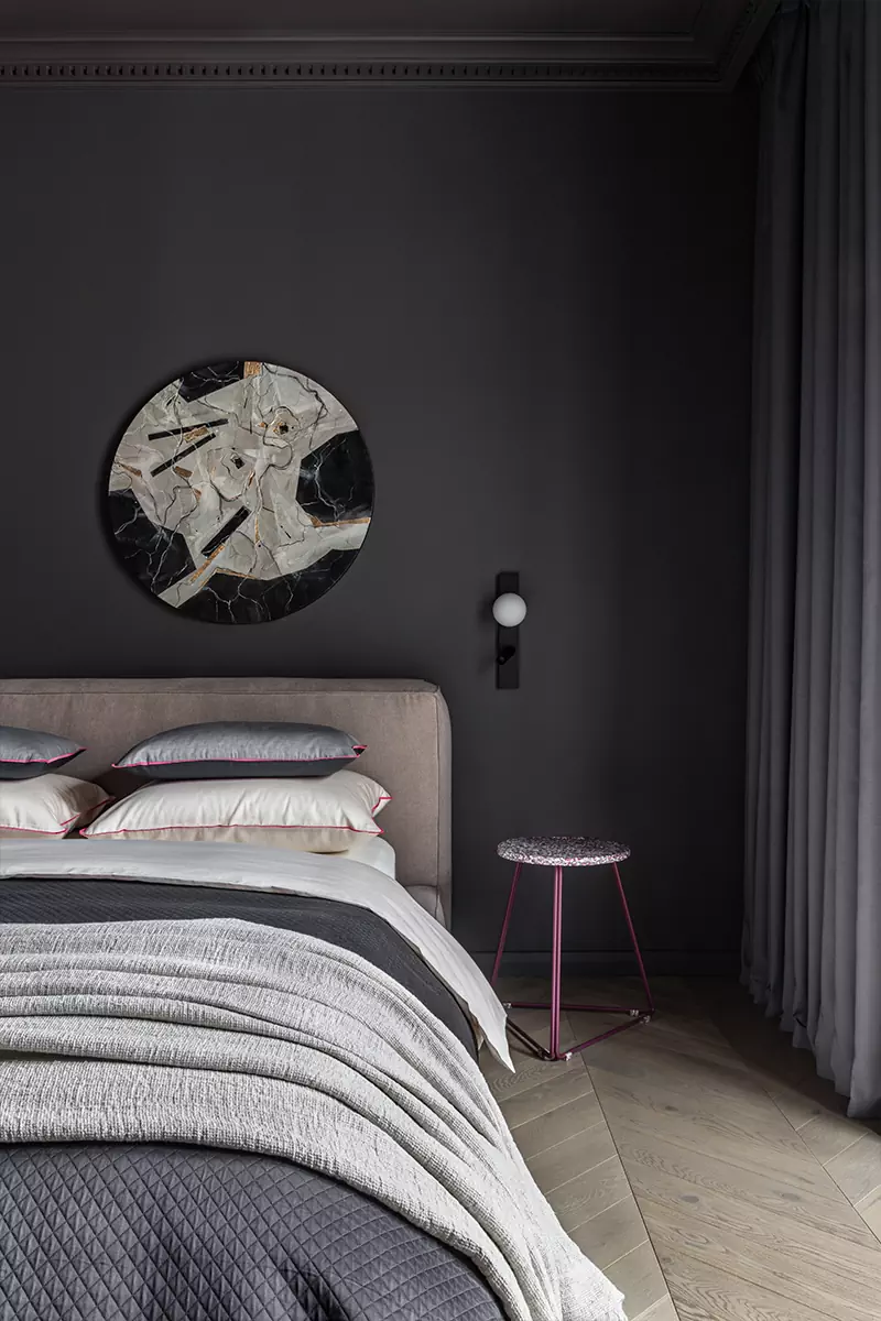 Современное искусство и зонирование цветом в интерьере квартиры с уединенной библиотекой — проект Фариды Яковлевой