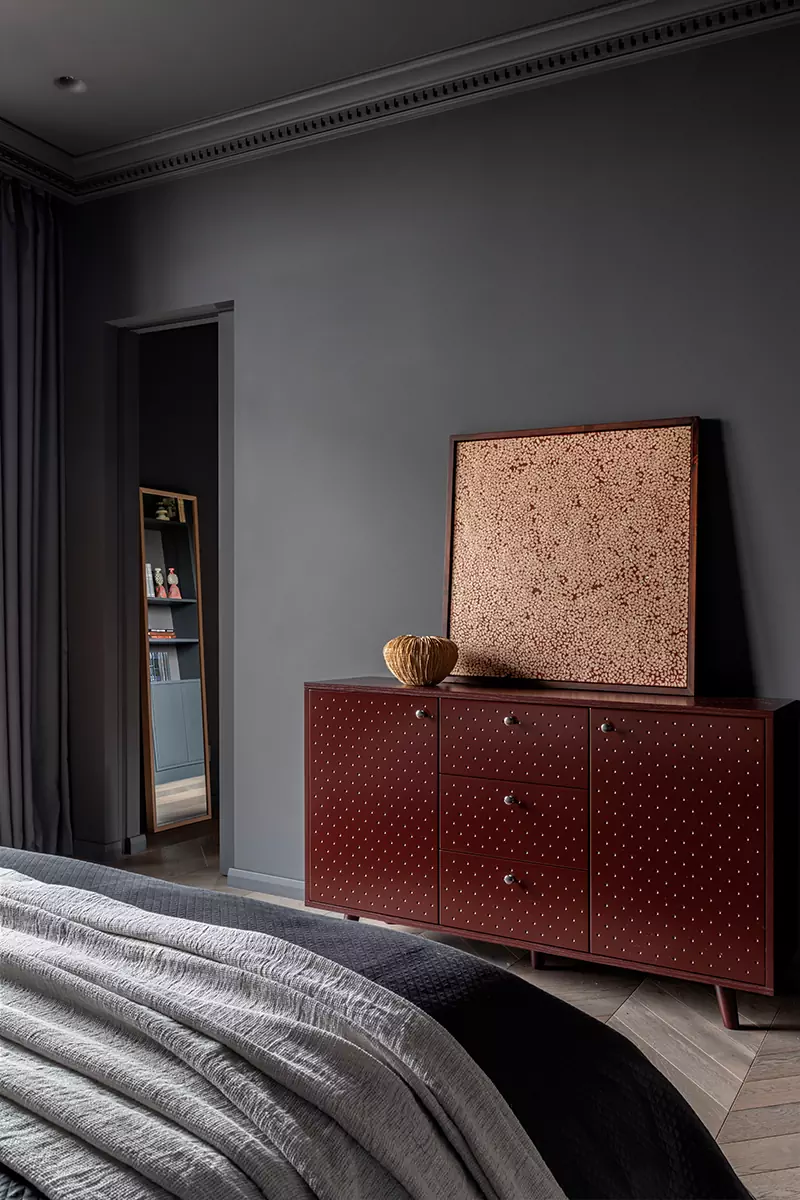 Современное искусство и зонирование цветом в интерьере квартиры с уединенной библиотекой — проект Фариды Яковлевой