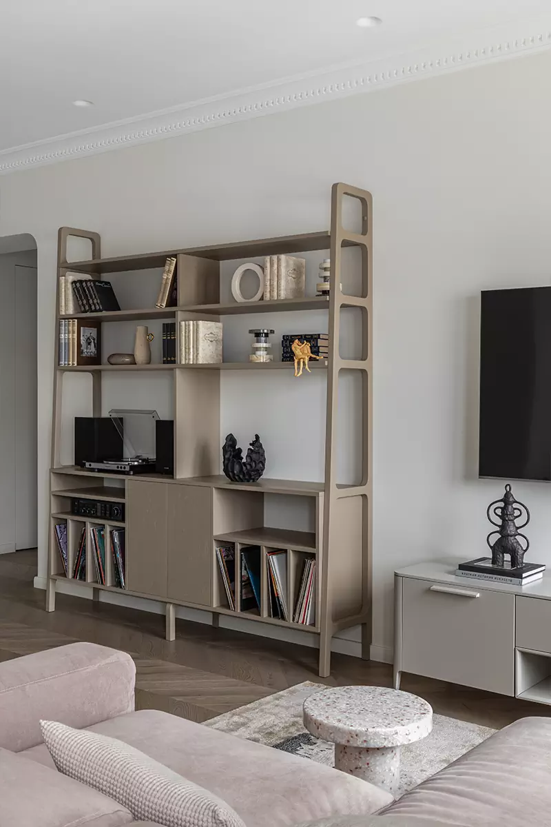 Современное искусство и зонирование цветом в интерьере квартиры с уединенной библиотекой — проект Фариды Яковлевой