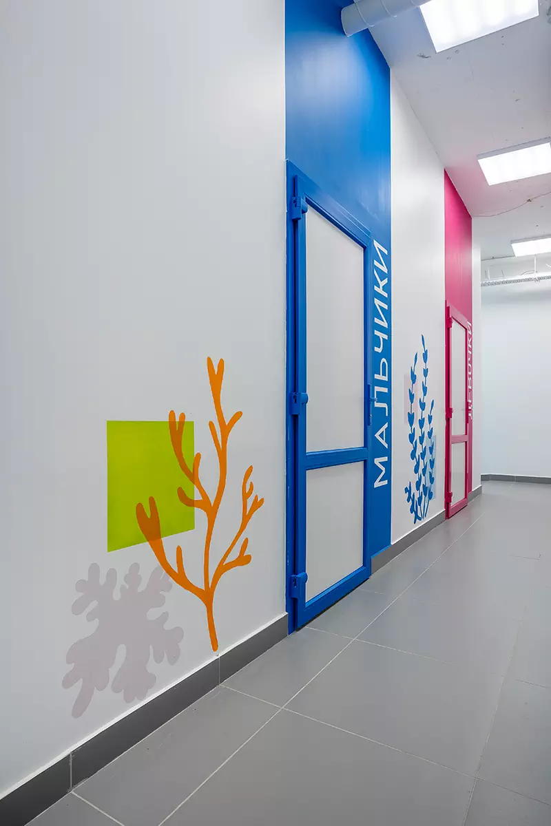 Морская тематика в интерьере инклюзивного детского бассейна с яркими деталями — проект студии LR Design Atelier