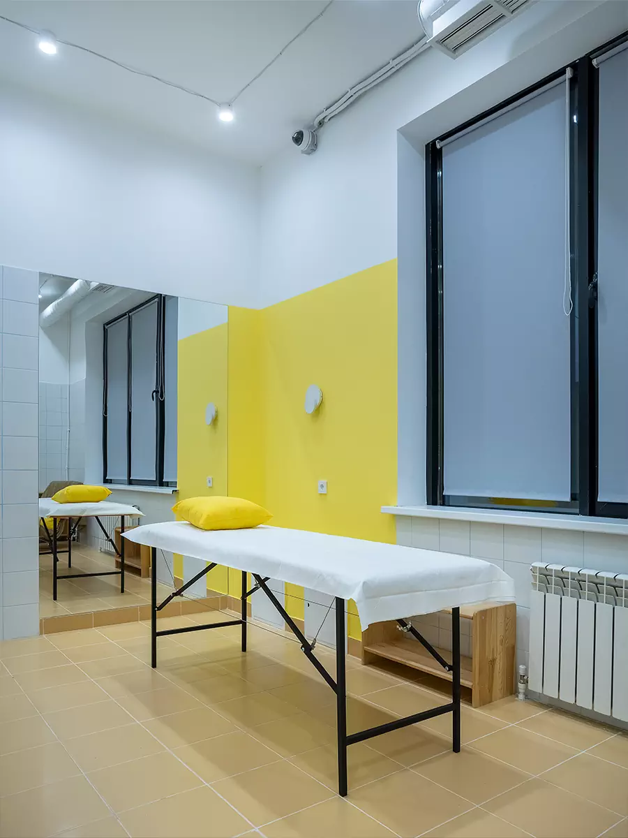 Морская тематика в интерьере инклюзивного детского бассейна с яркими деталями — проект студии LR Design Atelier