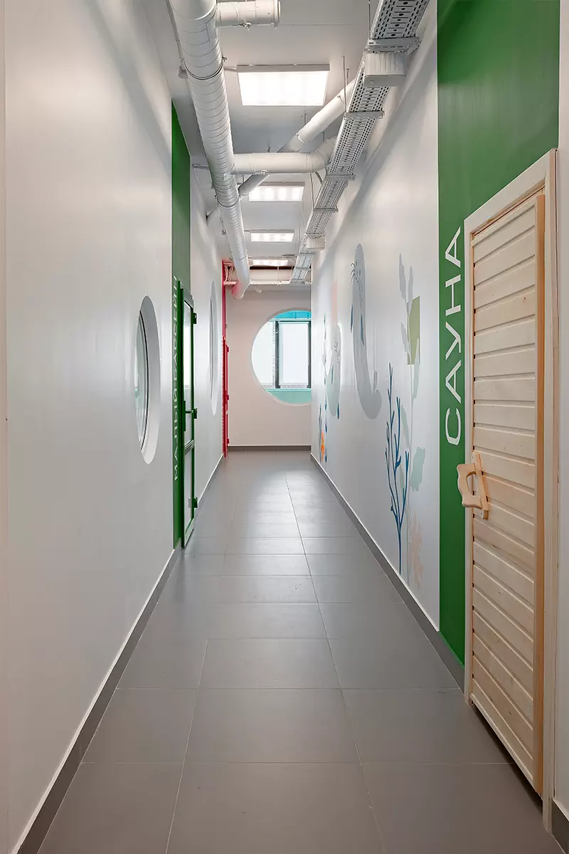 Морская тематика в интерьере инклюзивного детского бассейна с яркими деталями — проект студии LR Design Atelier