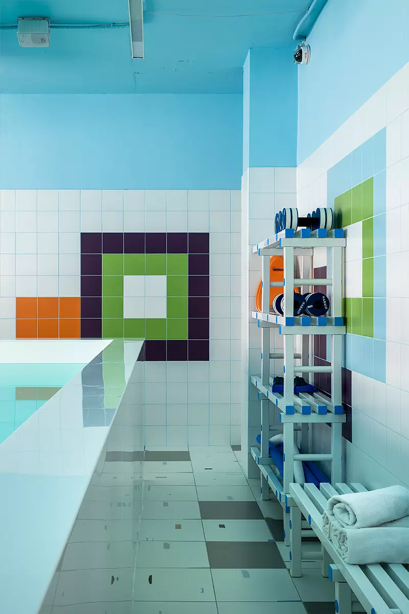 Морская тематика в интерьере инклюзивного детского бассейна с яркими деталями — проект студии LR Design Atelier