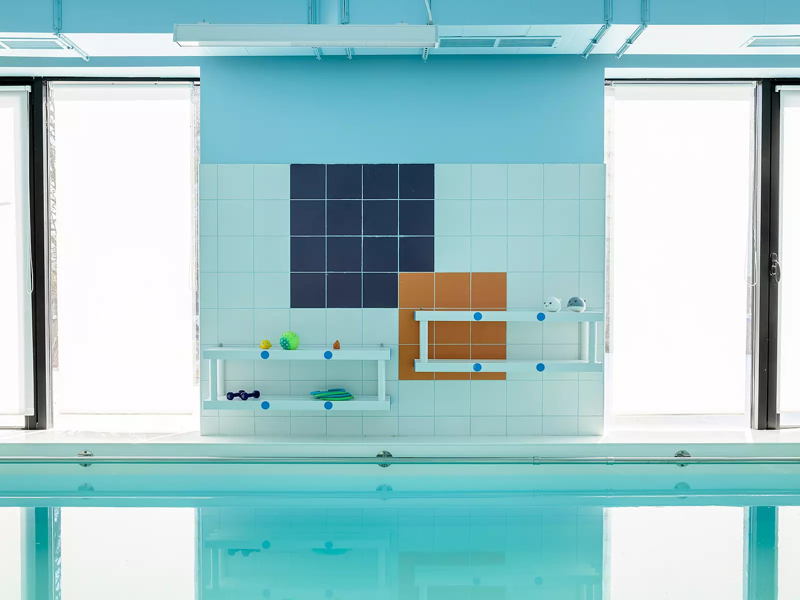 Морская тематика в интерьере инклюзивного детского бассейна с яркими деталями — проект студии LR Design Atelier