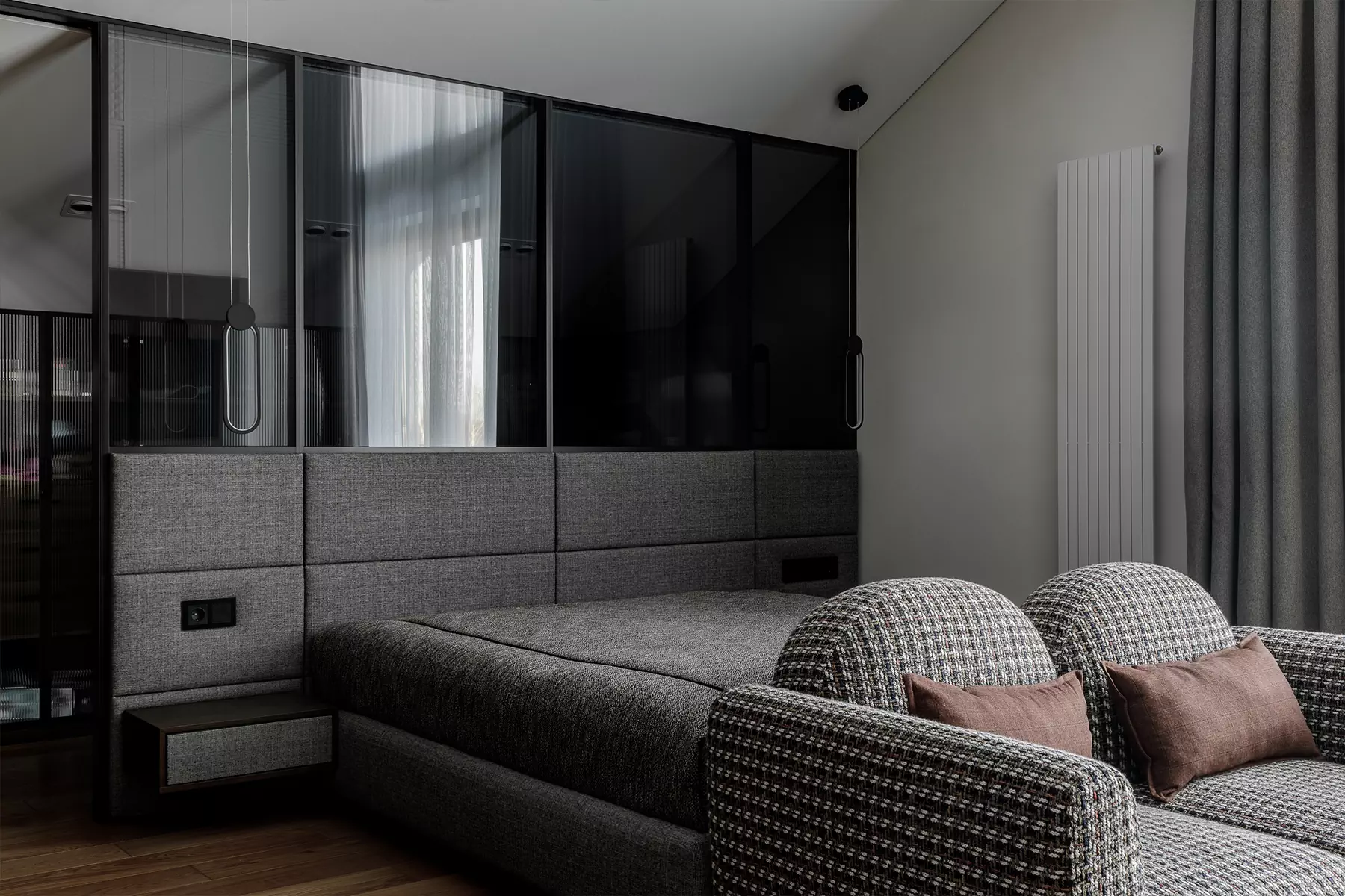 Торжественный интерьер загородного дома с графичными деталями и натуральным мрамором – проект Бюро EgoDesignStudio