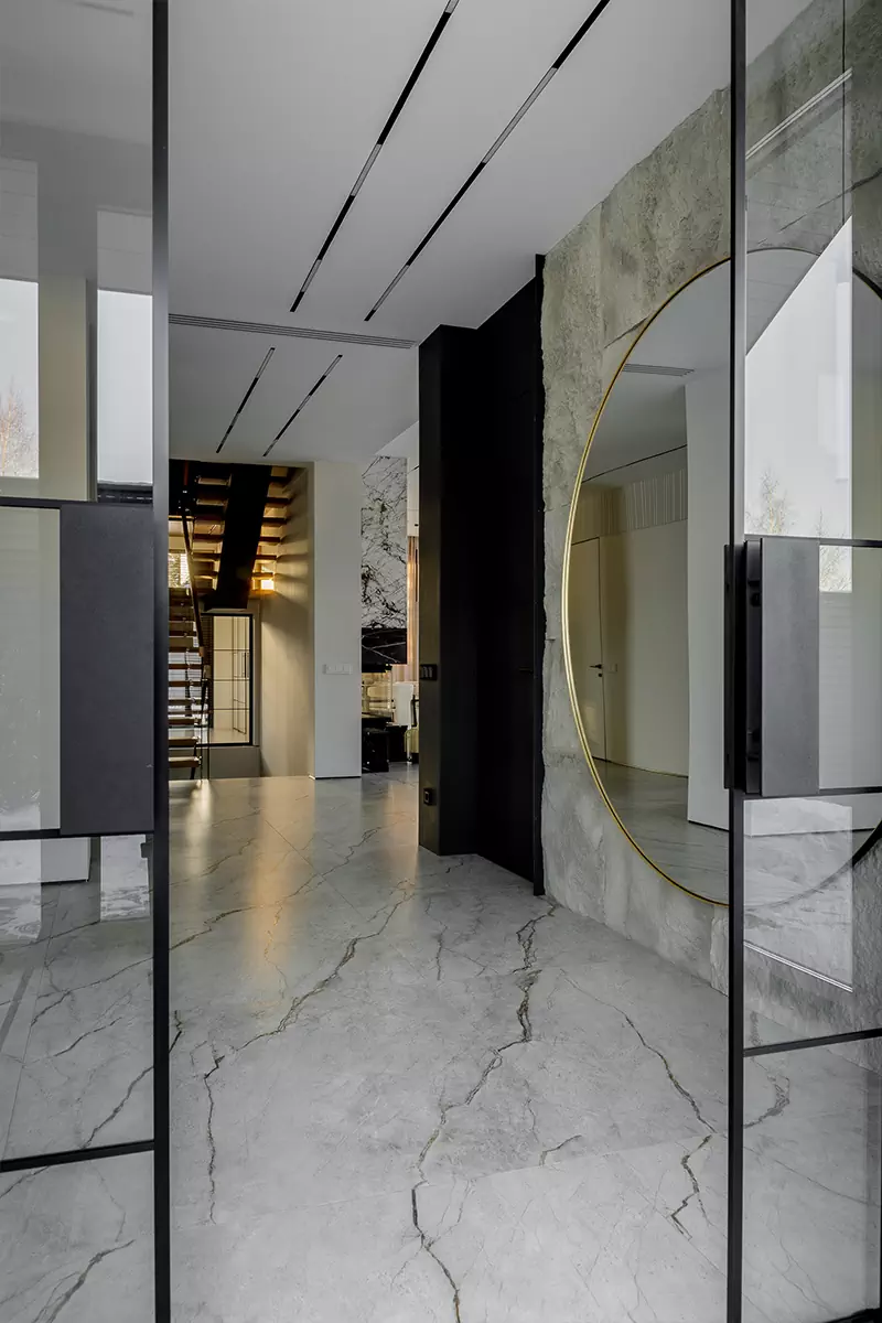 Торжественный интерьер загородного дома с графичными деталями и натуральным мрамором – проект Бюро EgoDesignStudio