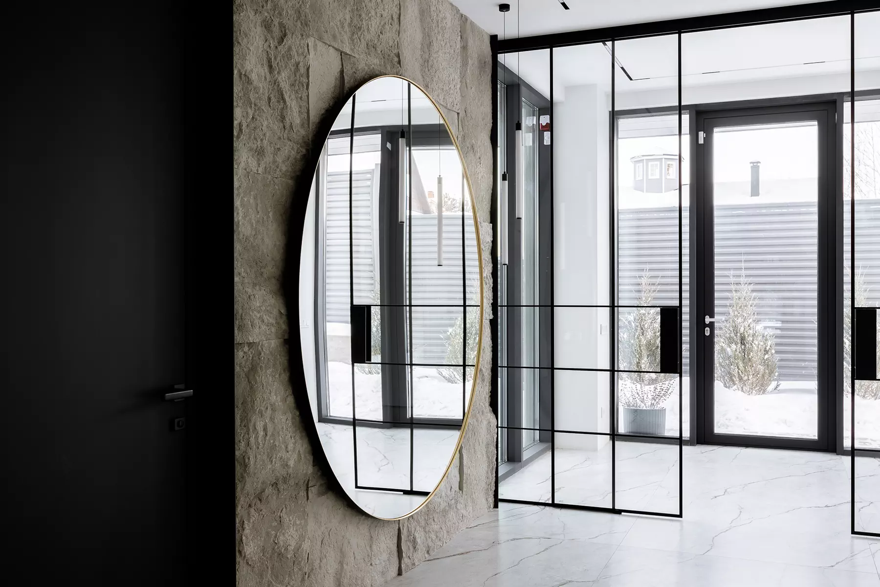 Торжественный интерьер загородного дома с графичными деталями и натуральным мрамором – проект Бюро EgoDesignStudio