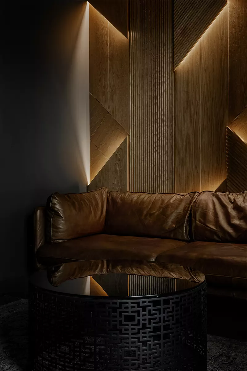 Торжественный интерьер загородного дома с графичными деталями и натуральным мрамором – проект Бюро EgoDesignStudio