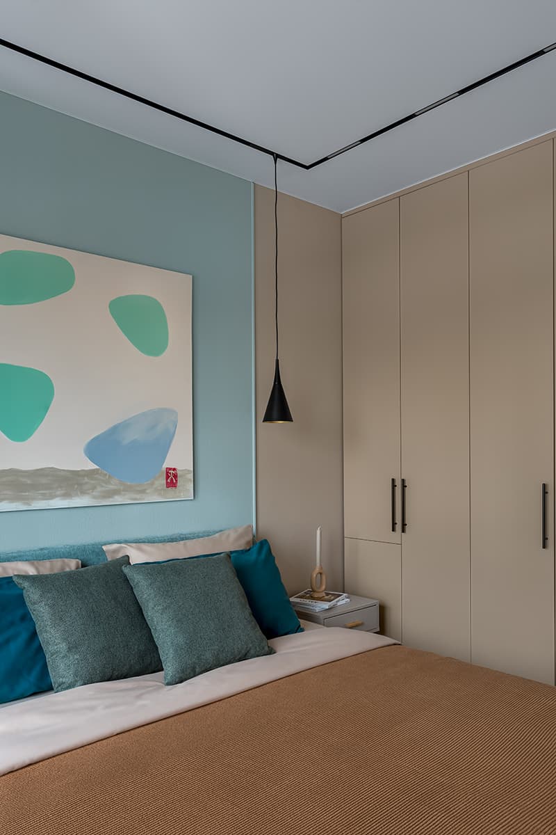 Графичные постеры и сдержанные краски в интерьере квартиры для инженера — проект Дарьи Дубинкиной