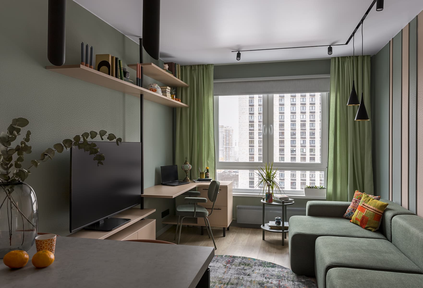 Графичные постеры и сдержанные краски в интерьере квартиры для инженера — проект Дарьи Дубинкиной