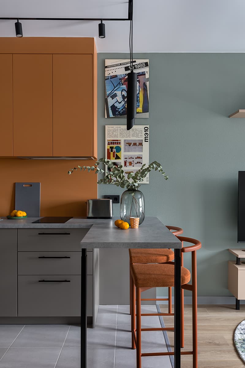 Графичные постеры и сдержанные краски в интерьере квартиры для инженера — проект Дарьи Дубинкиной