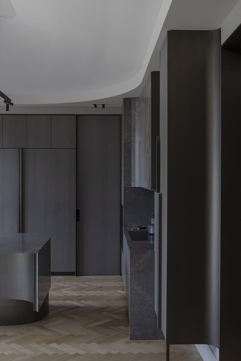 Обволакивающие темные оттенки и ванная со стеклянным потолком в интерьере австралийского коттеджа — проект Adrian Amore Architects