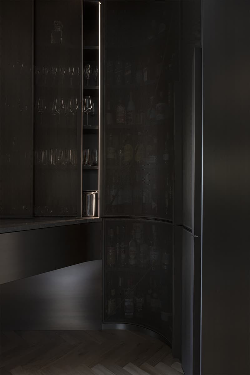 Обволакивающие темные оттенки и ванная со стеклянным потолком в интерьере австралийского коттеджа — проект Adrian Amore Architects