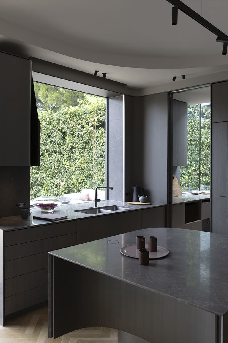 Обволакивающие темные оттенки и ванная со стеклянным потолком в интерьере австралийского коттеджа — проект Adrian Amore Architects