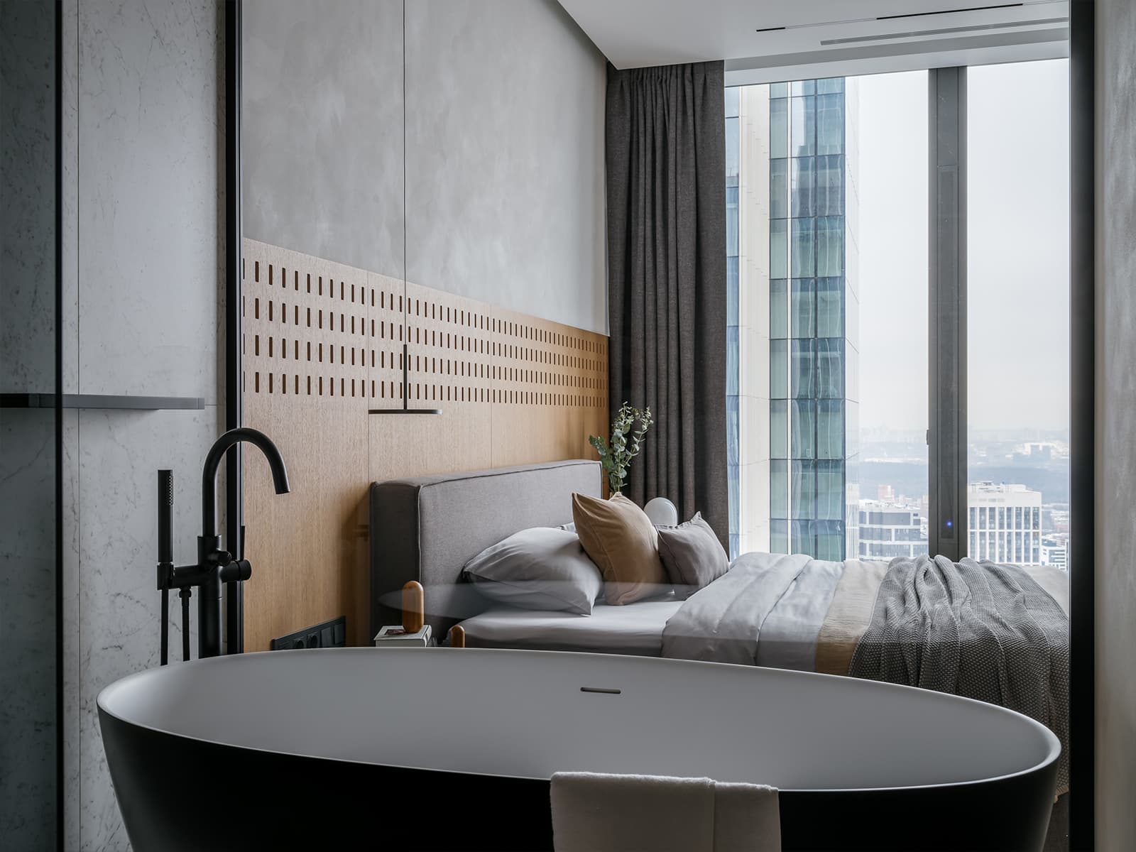 Обволакивающие темные оттенки и ванная со стеклянным потолком в интерьере австралийского коттеджа — проект Adrian Amore Architects