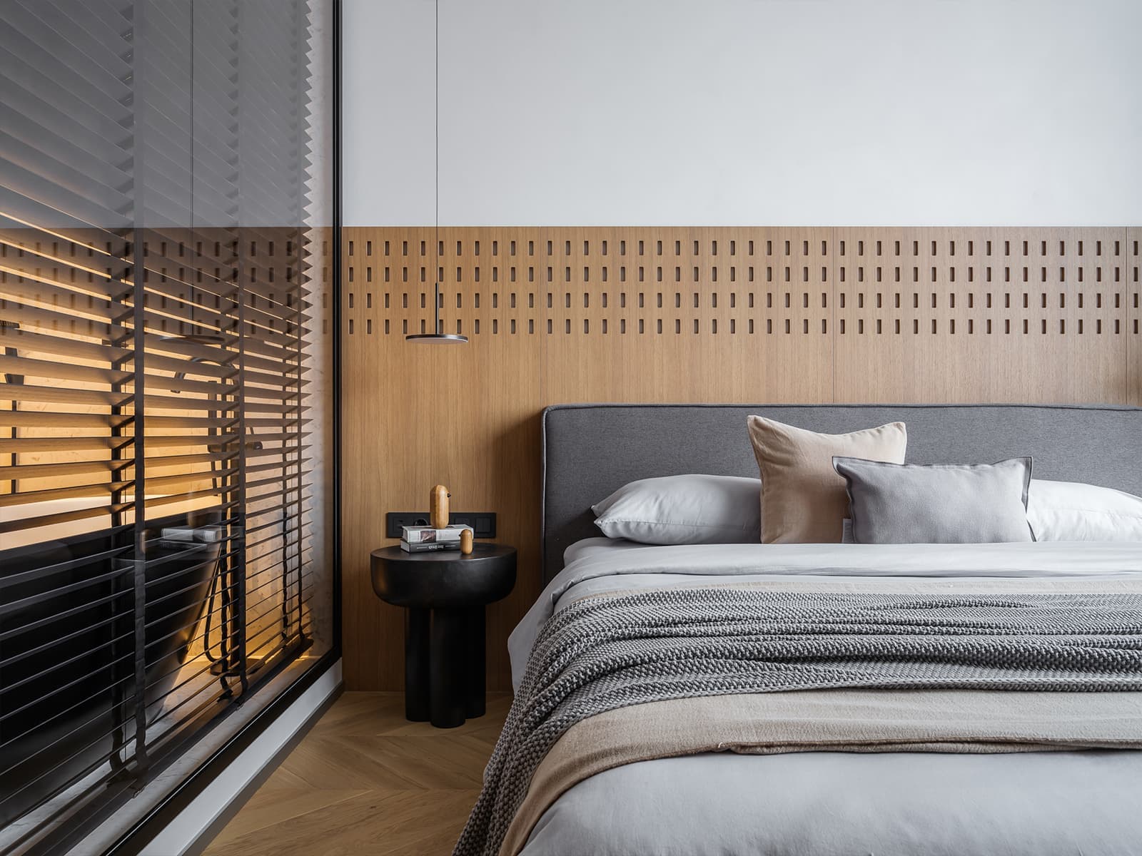 Обволакивающие темные оттенки и ванная со стеклянным потолком в интерьере австралийского коттеджа — проект Adrian Amore Architects