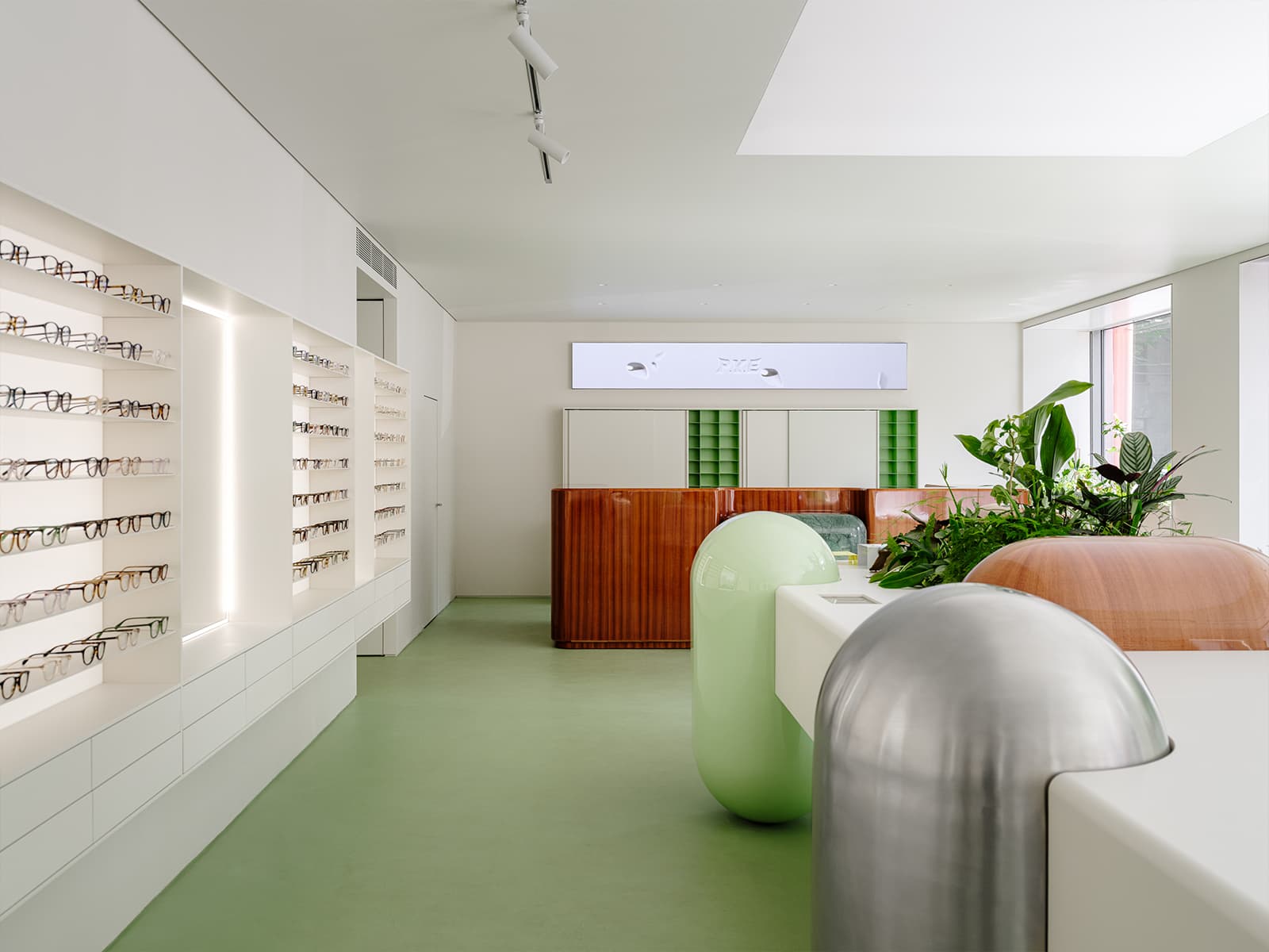 Контраст футуристичных форм и традиционных материалов в интерьере новой петербургской оптики — проект Эдуарда Еремчука и Кати Пятицкой