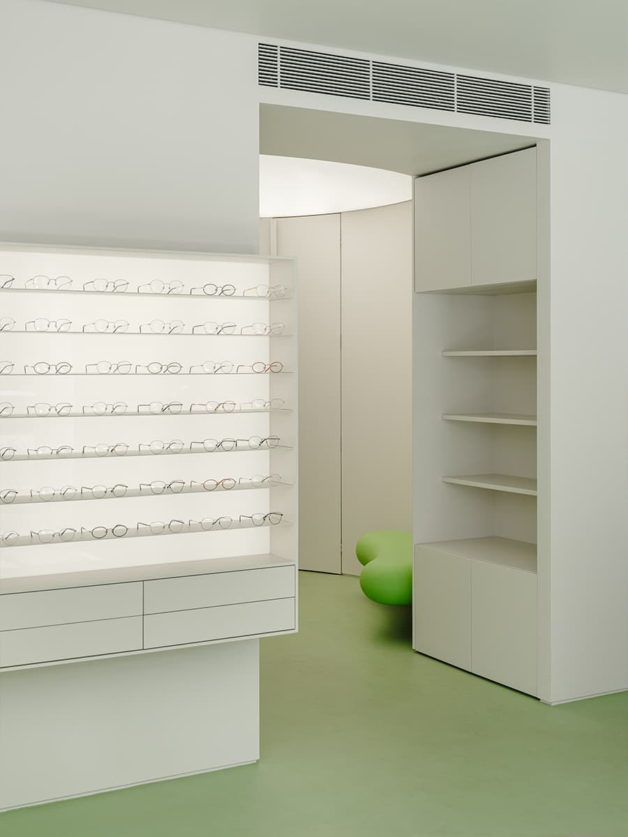 Контраст футуристичных форм и традиционных материалов в интерьере новой петербургской оптики — проект Эдуарда Еремчука и Кати Пятицкой