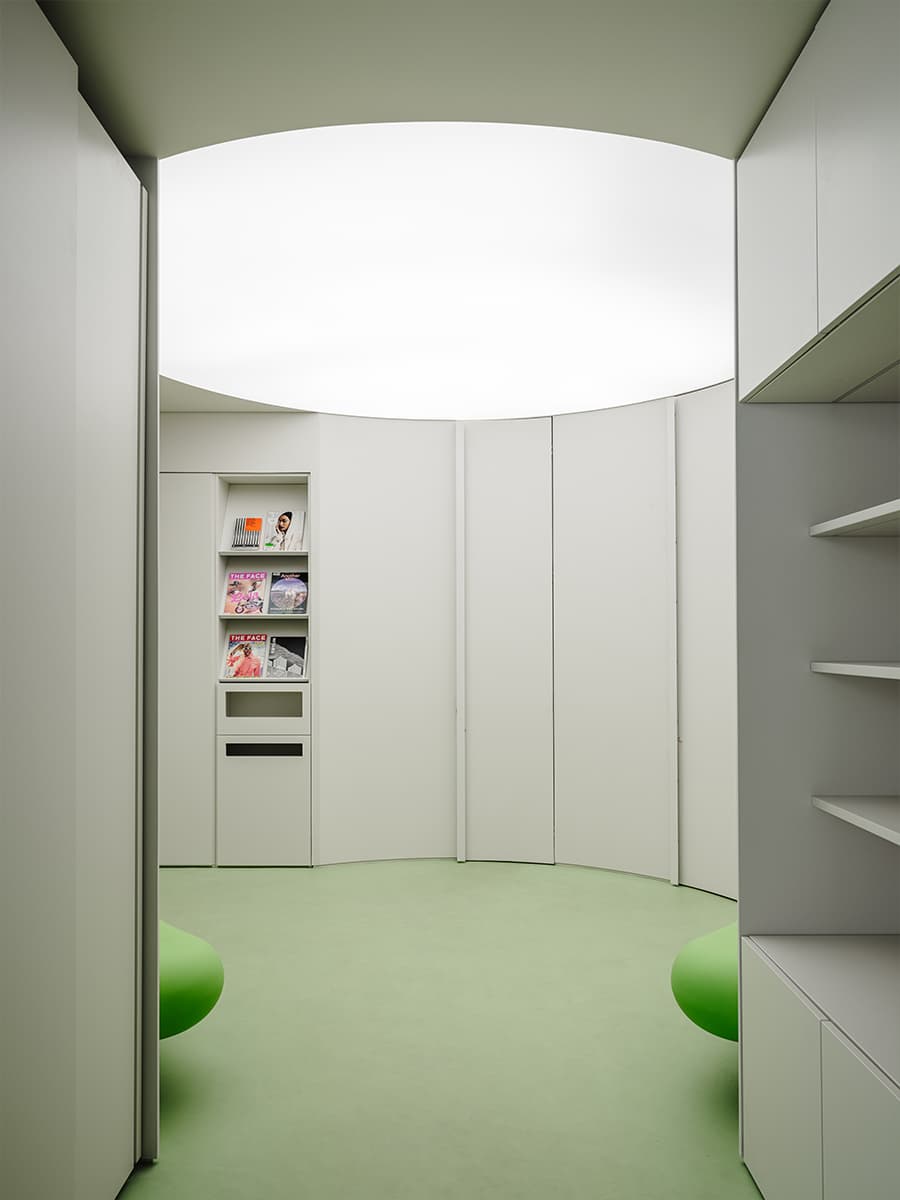 Контраст футуристичных форм и традиционных материалов в интерьере новой петербургской оптики — проект Эдуарда Еремчука и Кати Пятицкой