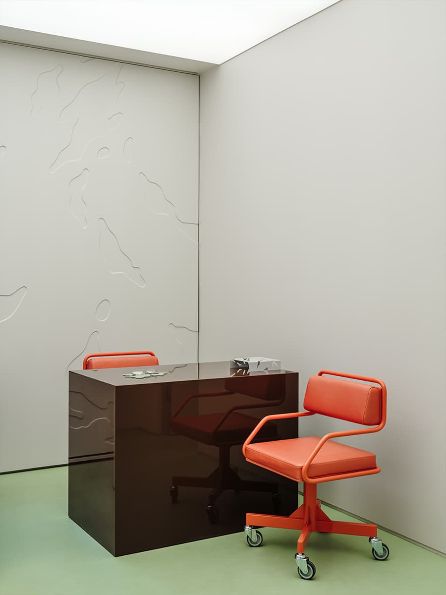 Контраст футуристичных форм и традиционных материалов в интерьере новой петербургской оптики — проект Эдуарда Еремчука и Кати Пятицкой