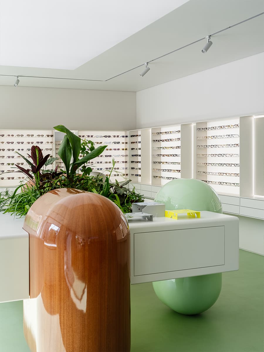 Контраст футуристичных форм и традиционных материалов в интерьере новой петербургской оптики — проект Эдуарда Еремчука и Кати Пятицкой