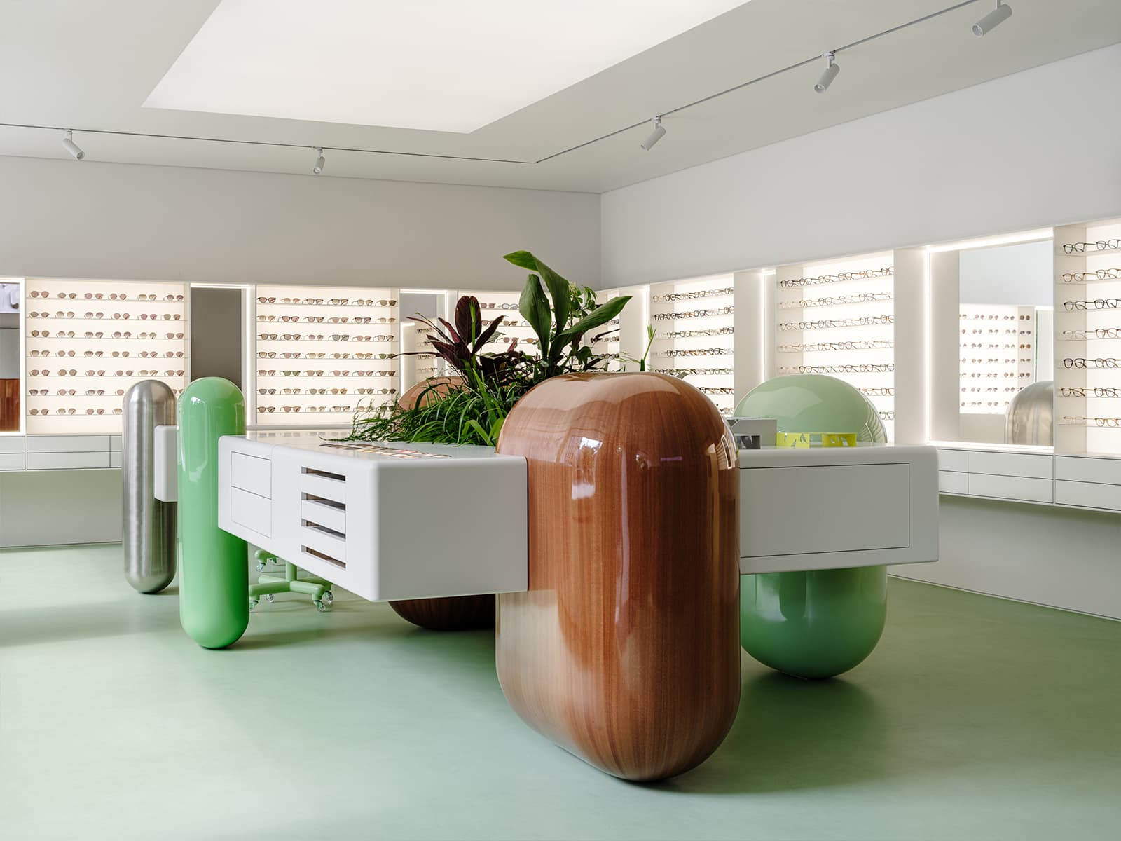Контраст футуристичных форм и традиционных материалов в интерьере новой петербургской оптики — проект Эдуарда Еремчука и Кати Пятицкой