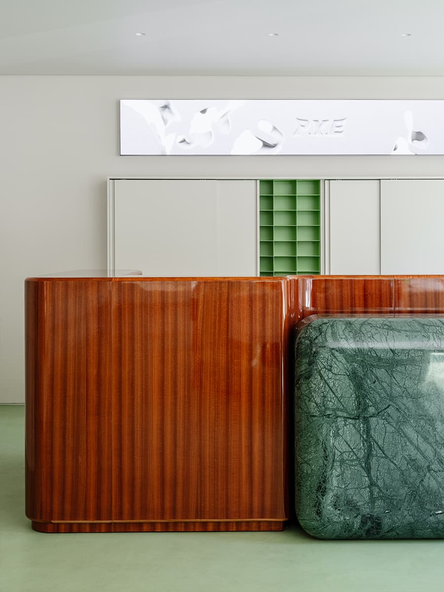 Контраст футуристичных форм и традиционных материалов в интерьере новой петербургской оптики — проект Эдуарда Еремчука и Кати Пятицкой