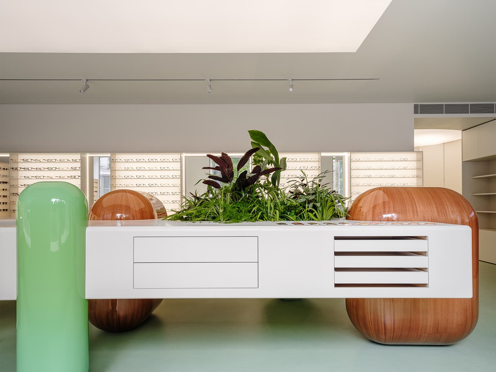 Контраст футуристичных форм и традиционных материалов в интерьере новой петербургской оптики — проект Эдуарда Еремчука и Кати Пятицкой