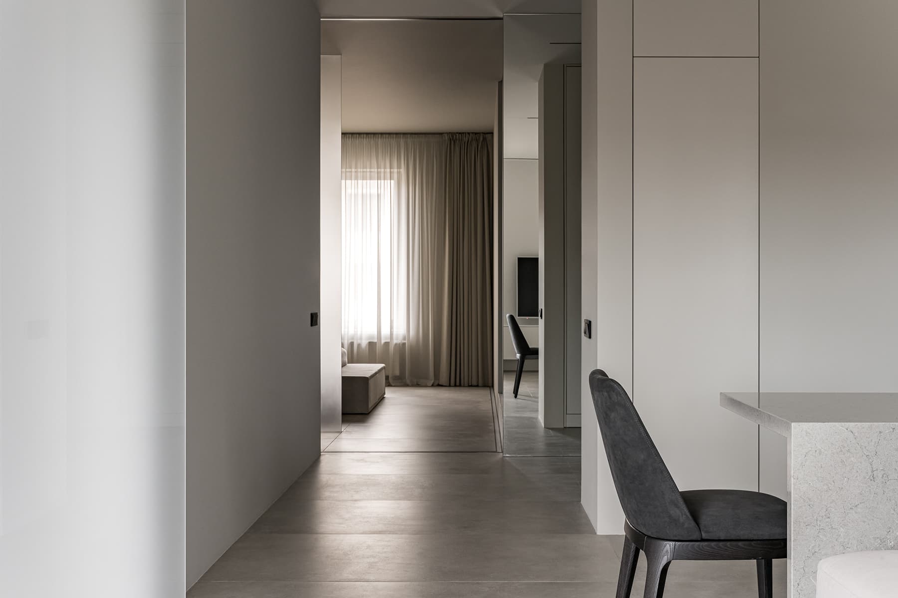 Светопрозрачные перегородки и акцентный свет в современном интерьере квартиры для молодого человека — проект Дмитрия Ханина