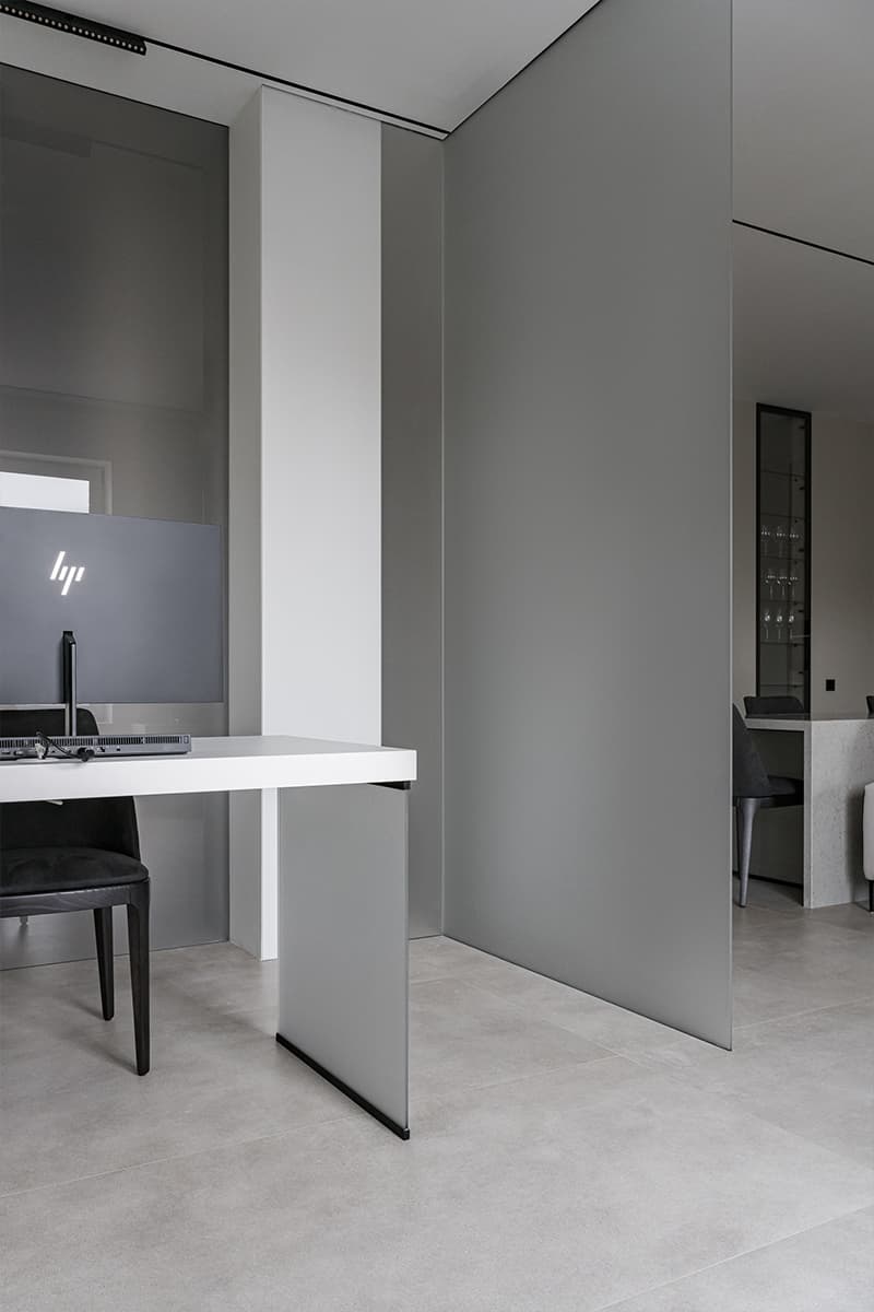 Светопрозрачные перегородки и акцентный свет в современном интерьере квартиры для молодого человека — проект Дмитрия Ханина