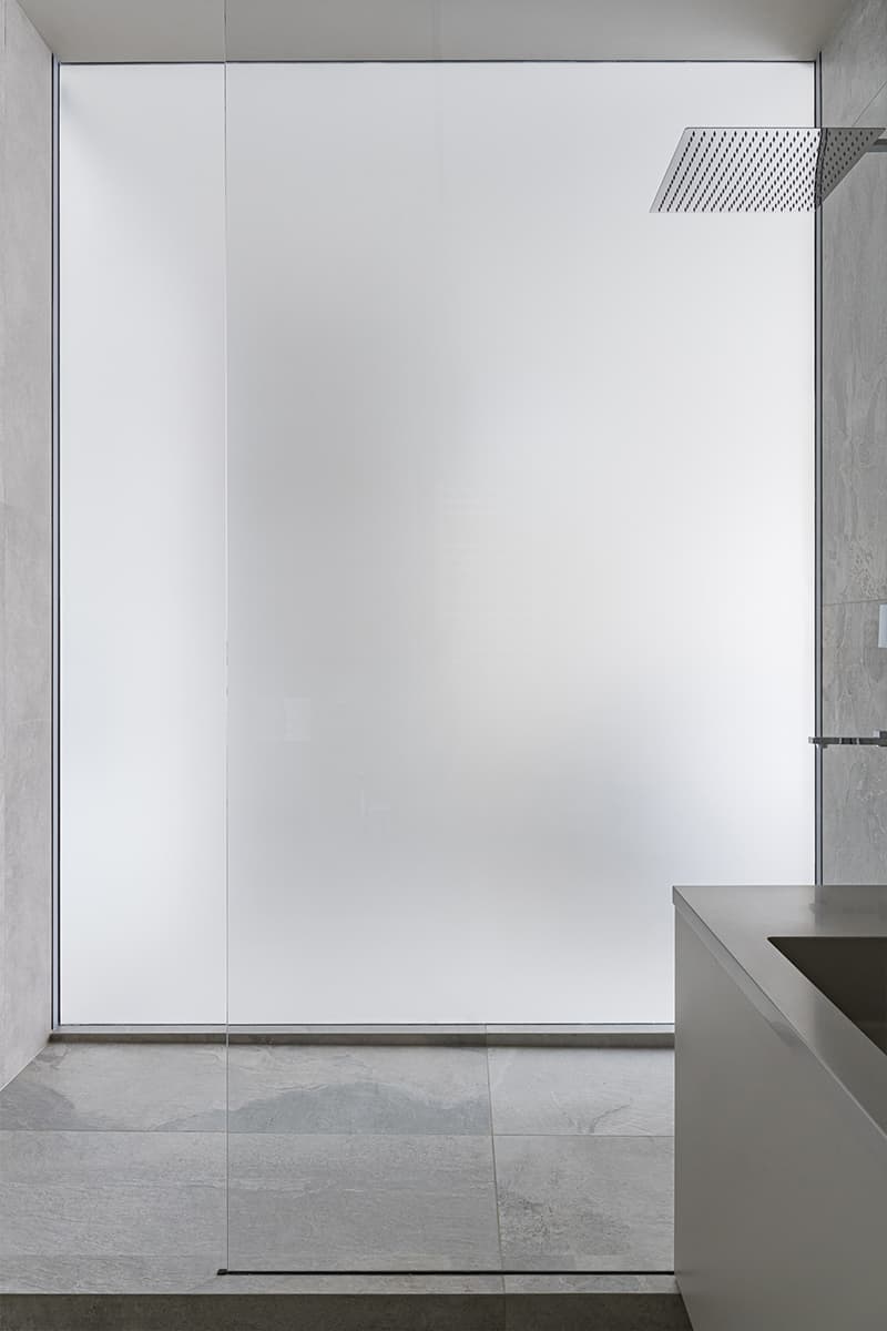 Светопрозрачные перегородки и акцентный свет в современном интерьере квартиры для молодого человека — проект Дмитрия Ханина