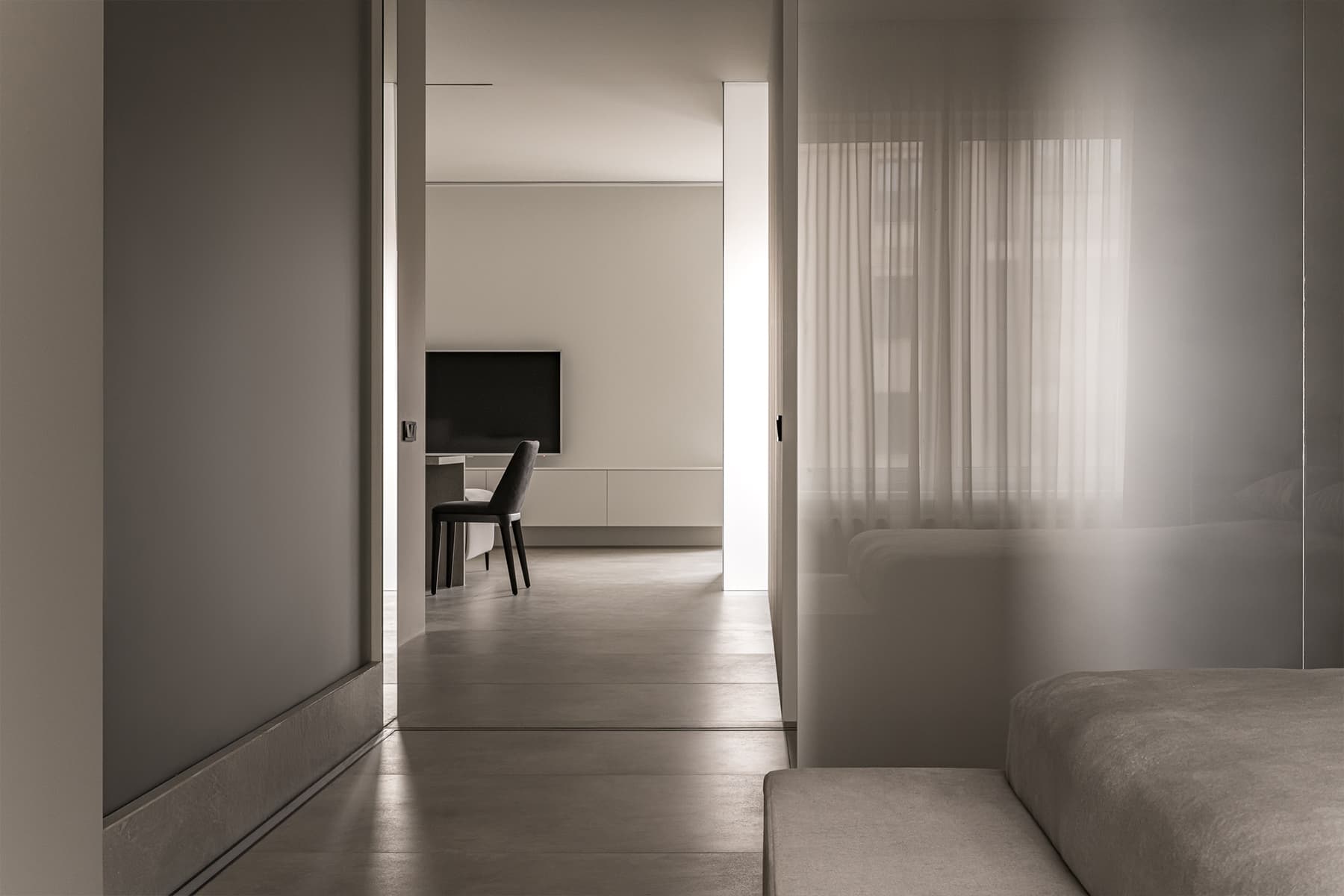 Светопрозрачные перегородки и акцентный свет в современном интерьере квартиры для молодого человека — проект Дмитрия Ханина