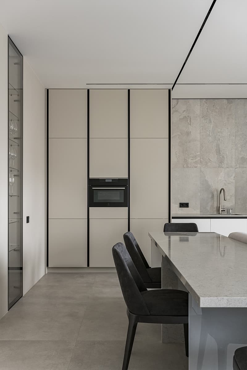 Светопрозрачные перегородки и акцентный свет в современном интерьере квартиры для молодого человека — проект Дмитрия Ханина