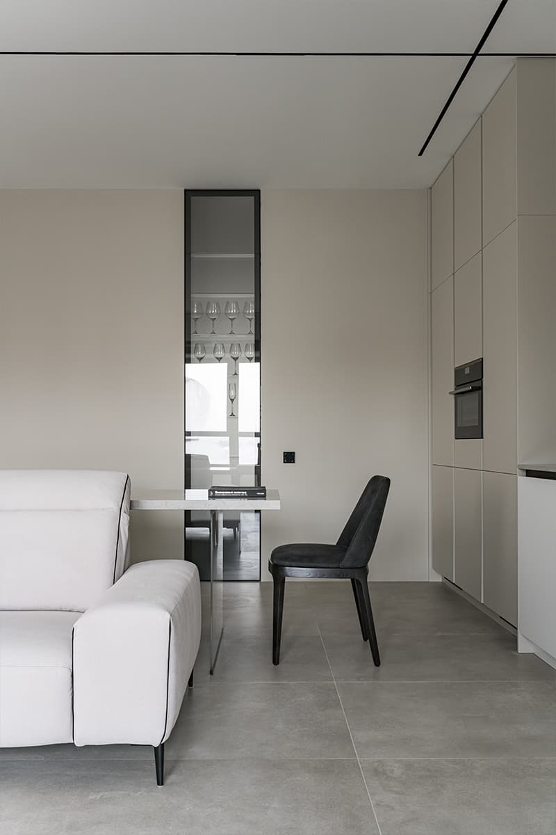 Светопрозрачные перегородки и акцентный свет в современном интерьере квартиры для молодого человека — проект Дмитрия Ханина