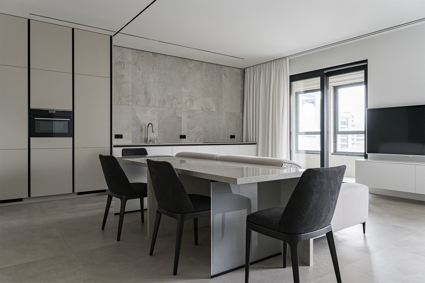 Светопрозрачные перегородки и акцентный свет в современном интерьере квартиры для молодого человека — проект Дмитрия Ханина