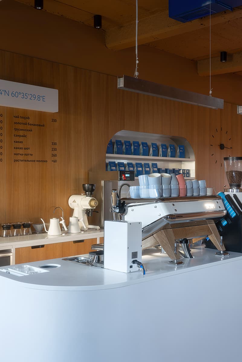 Сочные синие акценты и винтажные светильники в интерьере камерной кофейни — проект дизайн-бюро Zavod11