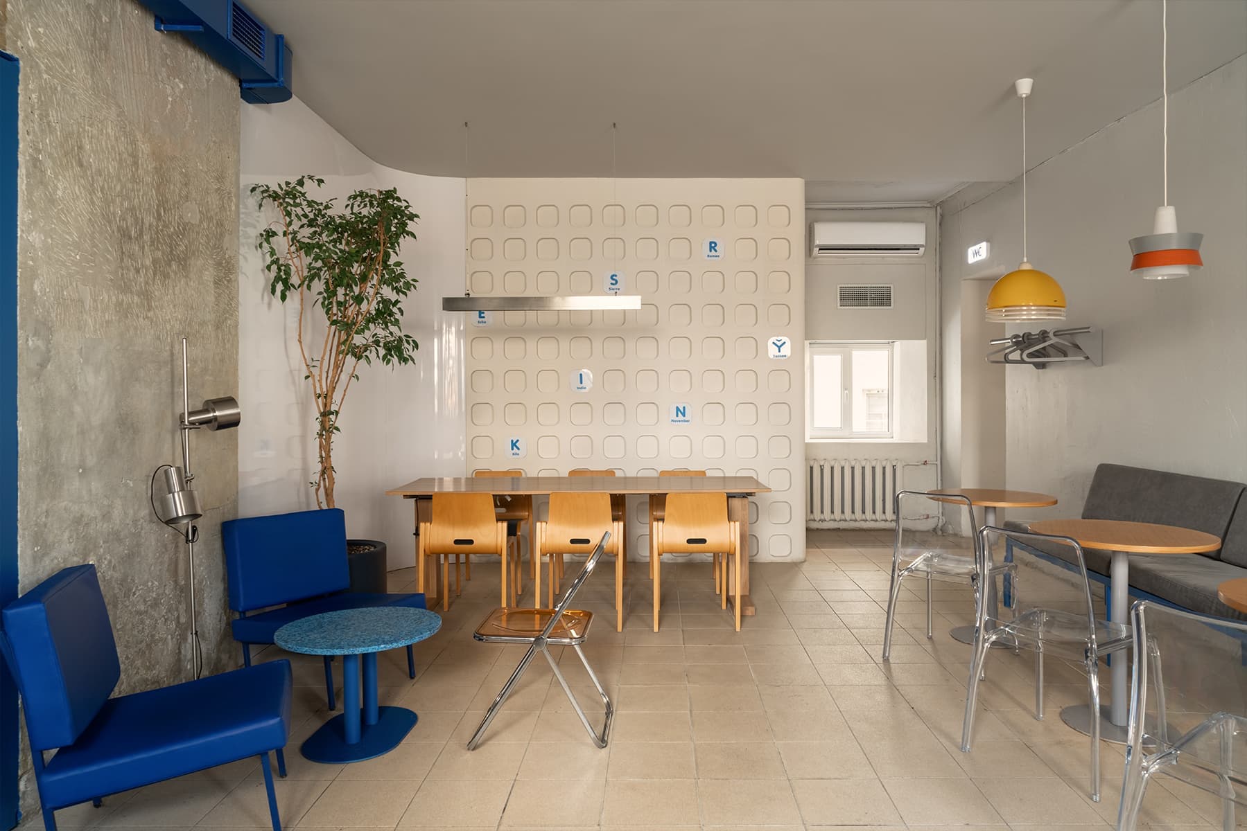 Сочные синие акценты и винтажные светильники в интерьере камерной кофейни — проект дизайн-бюро Zavod11