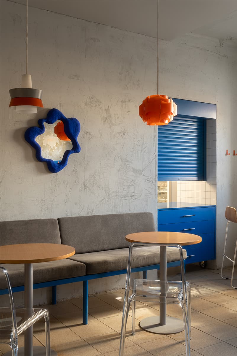 Сочные синие акценты и винтажные светильники в интерьере камерной кофейни — проект дизайн-бюро Zavod11