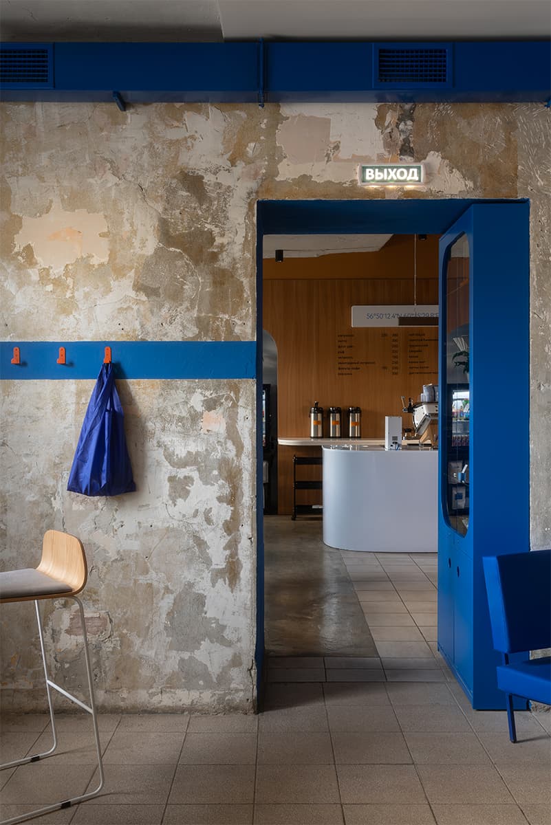 Сочные синие акценты и винтажные светильники в интерьере камерной кофейни — проект дизайн-бюро Zavod11