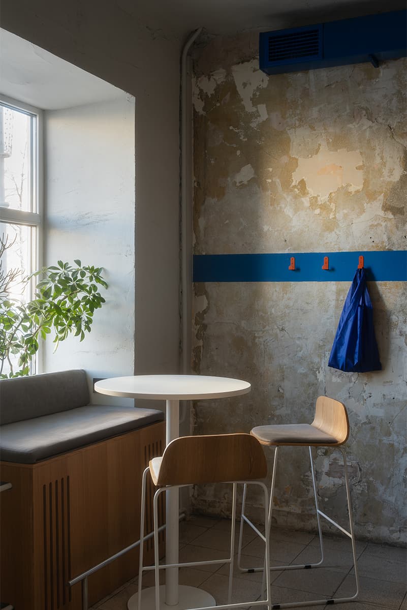 Сочные синие акценты и винтажные светильники в интерьере камерной кофейни — проект дизайн-бюро Zavod11