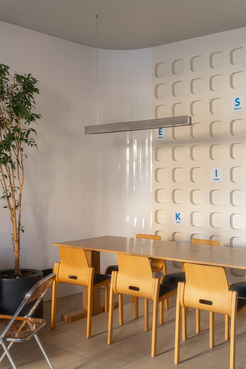 Сочные синие акценты и винтажные светильники в интерьере камерной кофейни — проект дизайн-бюро Zavod11