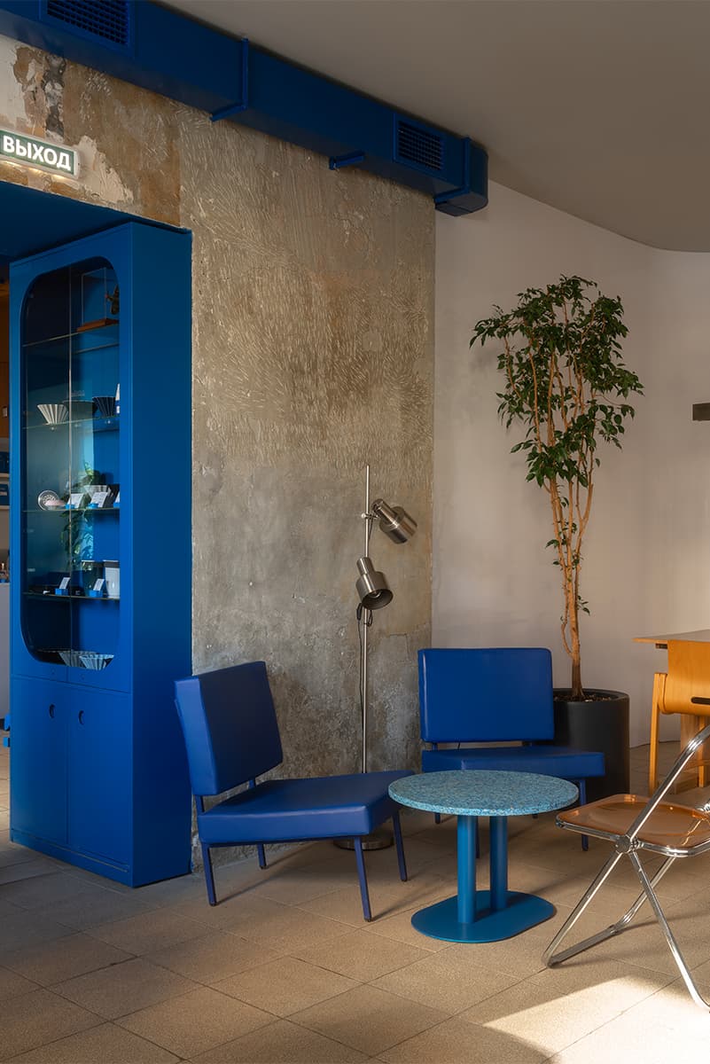 Сочные синие акценты и винтажные светильники в интерьере камерной кофейни — проект дизайн-бюро Zavod11