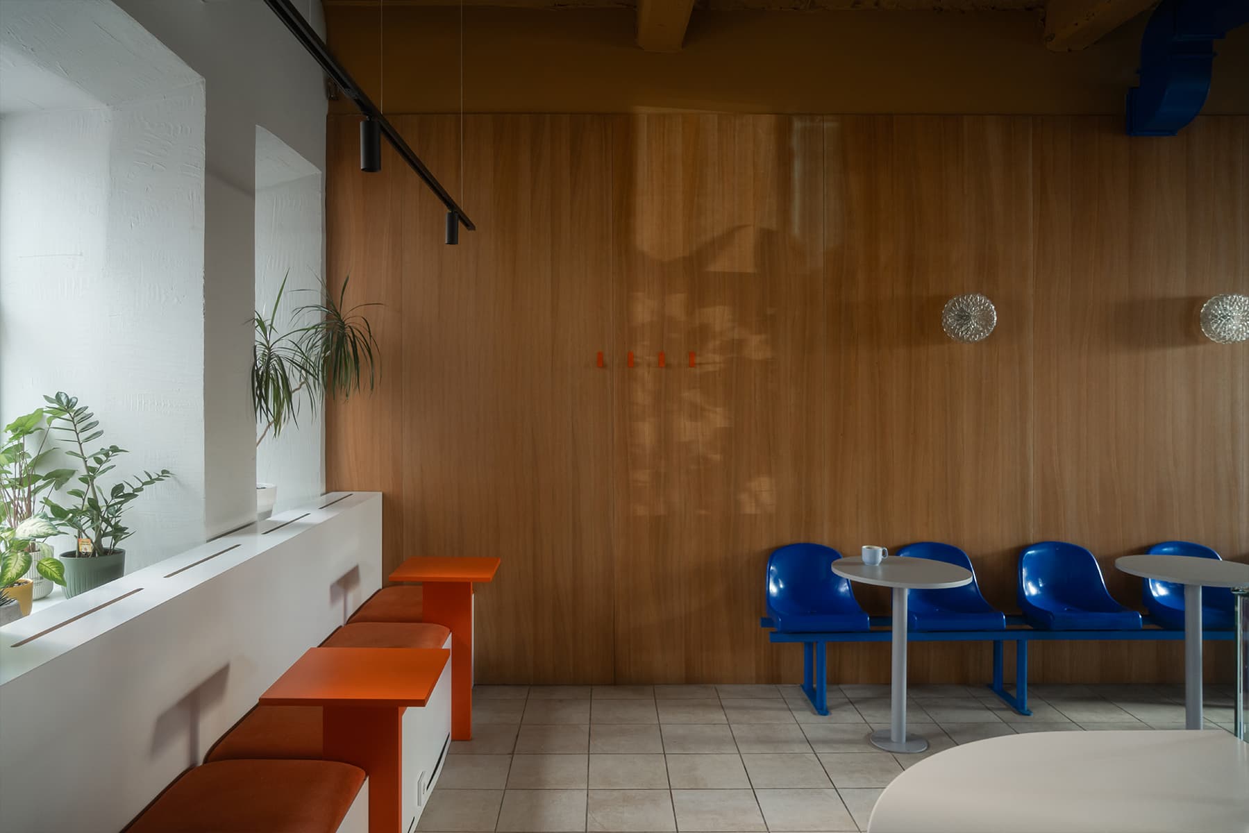 Сочные синие акценты и винтажные светильники в интерьере камерной кофейни — проект дизайн-бюро Zavod11