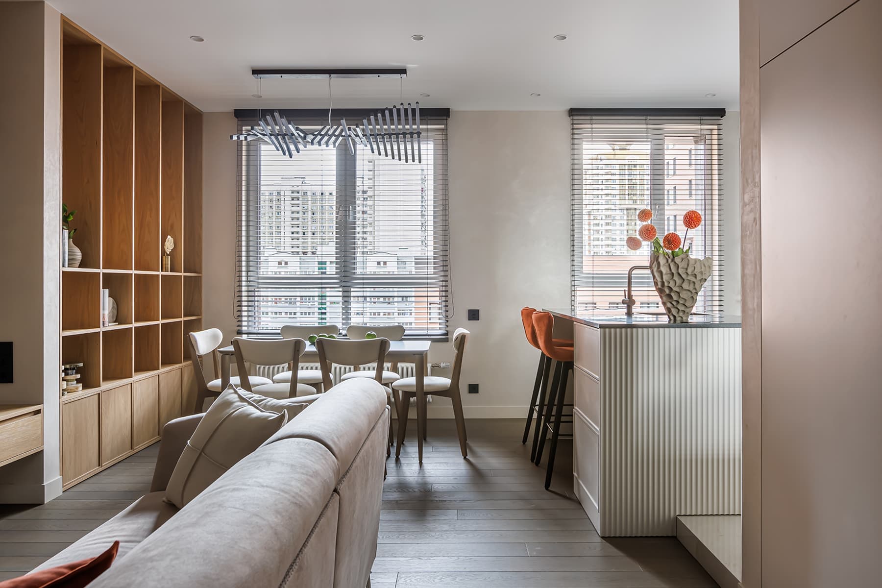 Зеркала, теплые оттенки и брутальные детали в интерьере для супругов с разными вкусами — проект студии «Вира-АртСтрой» и дизайнера Александры Лейнек