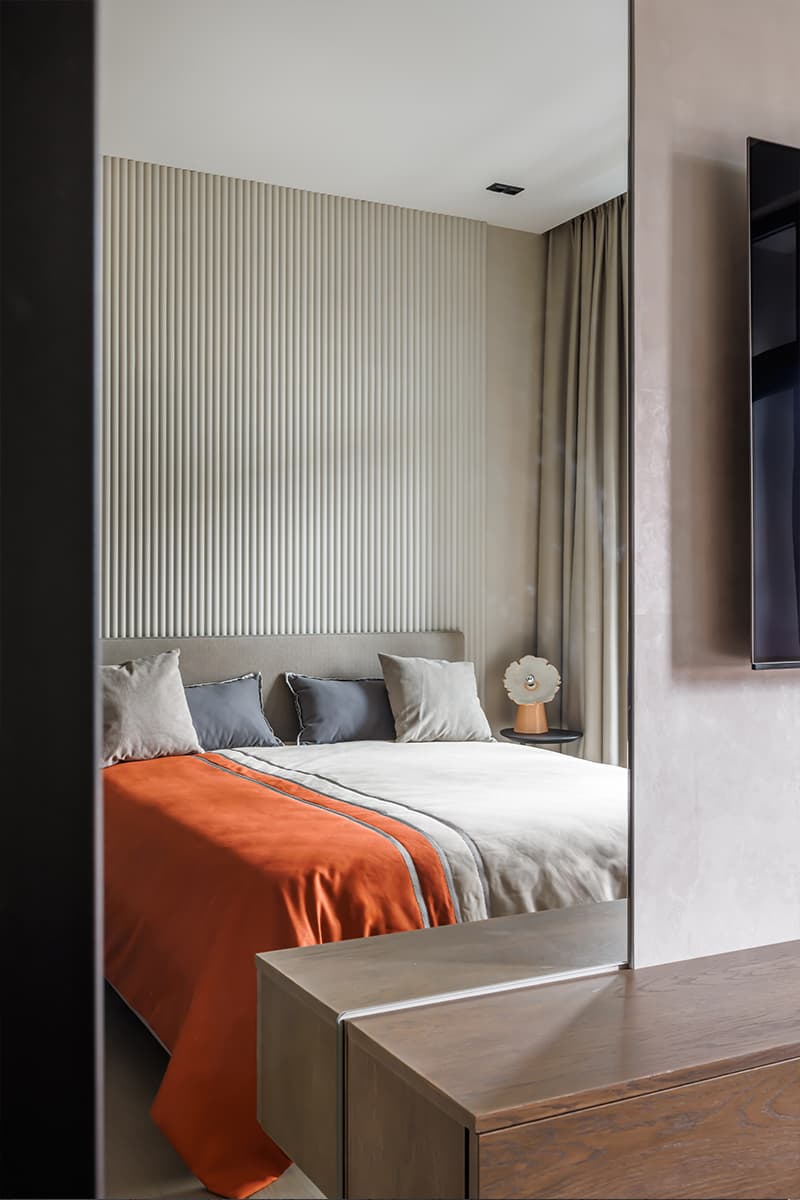 Зеркала, теплые оттенки и брутальные детали в интерьере для супругов с разными вкусами — проект студии «Вира-АртСтрой» и дизайнера Александры Лейнек