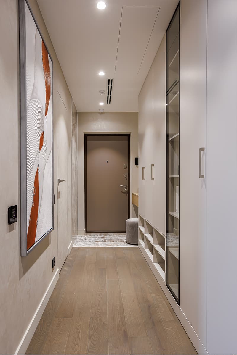 Зеркала, теплые оттенки и брутальные детали в интерьере для супругов с разными вкусами — проект студии «Вира-АртСтрой» и дизайнера Александры Лейнек