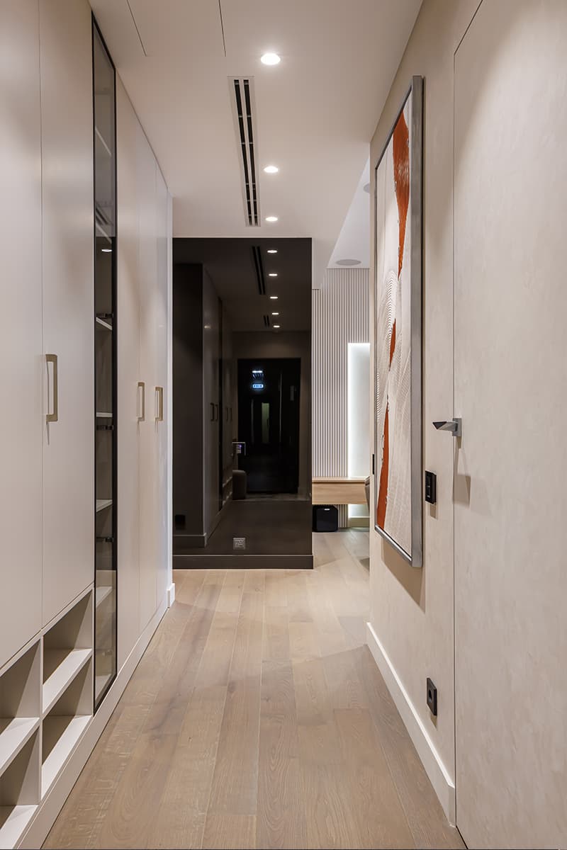 Зеркала, теплые оттенки и брутальные детали в интерьере для супругов с разными вкусами — проект студии «Вира-АртСтрой» и дизайнера Александры Лейнек