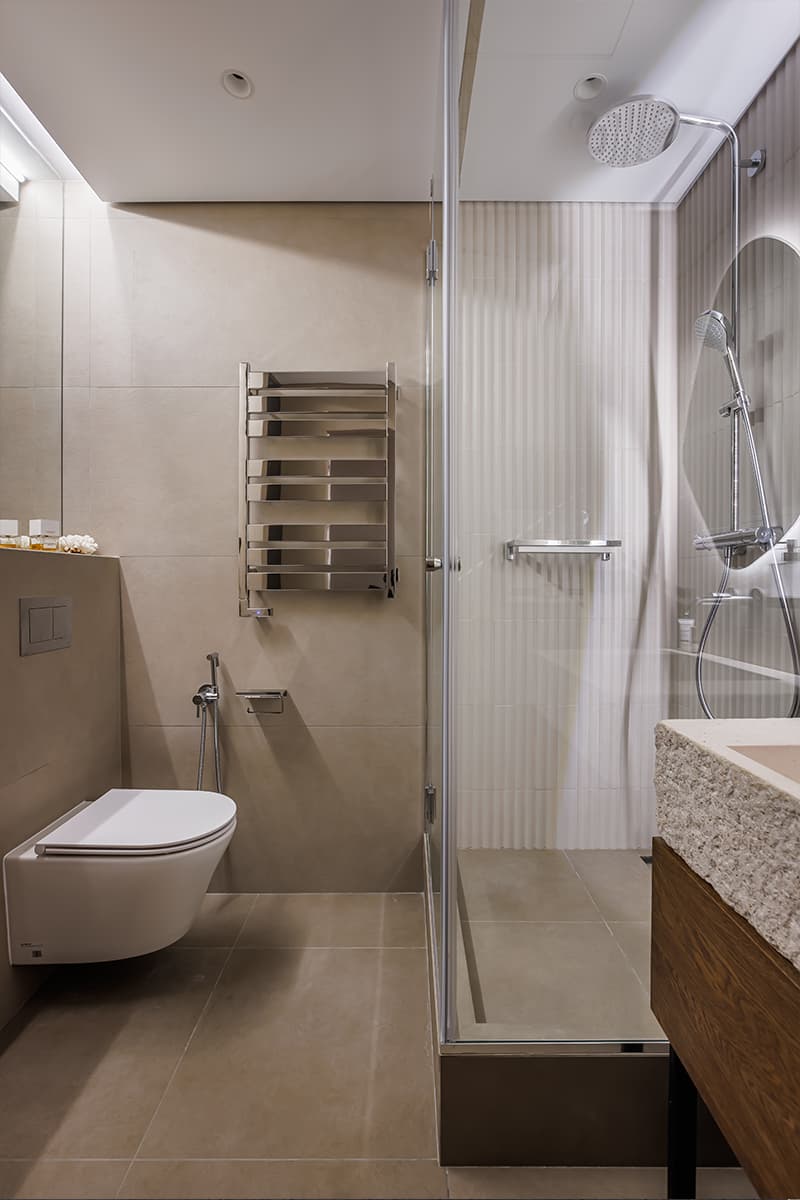 Зеркала, теплые оттенки и брутальные детали в интерьере для супругов с разными вкусами — проект студии «Вира-АртСтрой» и дизайнера Александры Лейнек