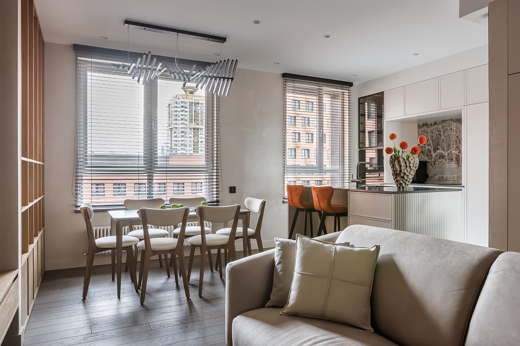 Зеркала, теплые оттенки и брутальные детали в интерьере для супругов с разными вкусами — проект студии «Вира-АртСтрой» и дизайнера Александры Лейнек