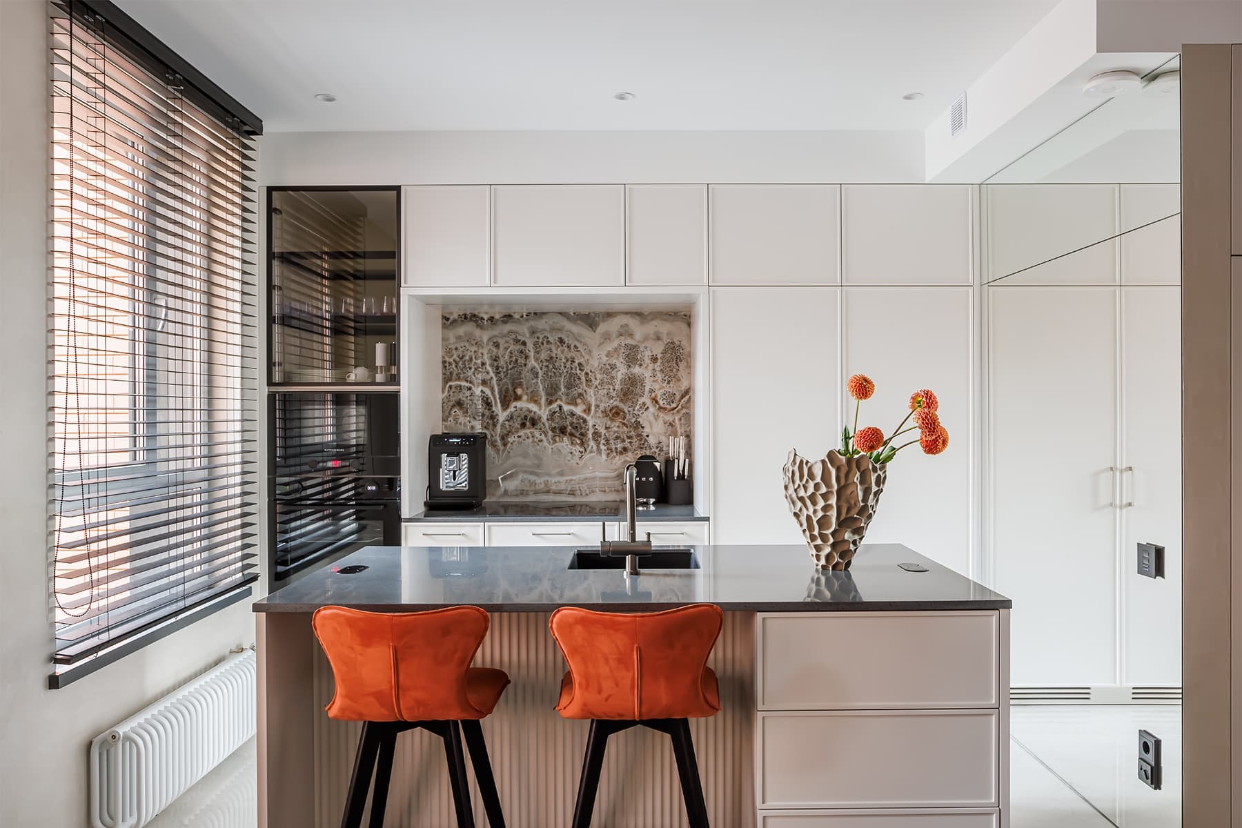 Зеркала, теплые оттенки и брутальные детали в интерьере для супругов с разными вкусами — проект студии «Вира-АртСтрой» и дизайнера Александры Лейнек